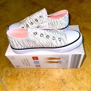 NWT Kid’s memory foam canvas slip on sneakers Lily & Dan